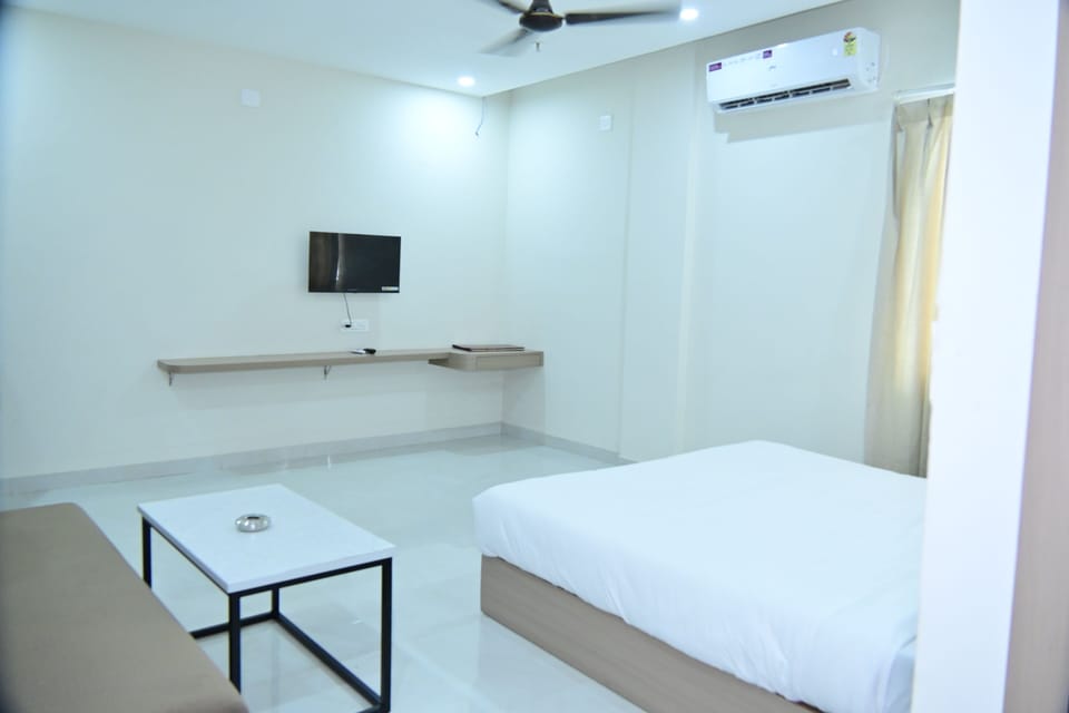 Superior Double Room | Soundproofing, iron/ironing board, WiFi (free)