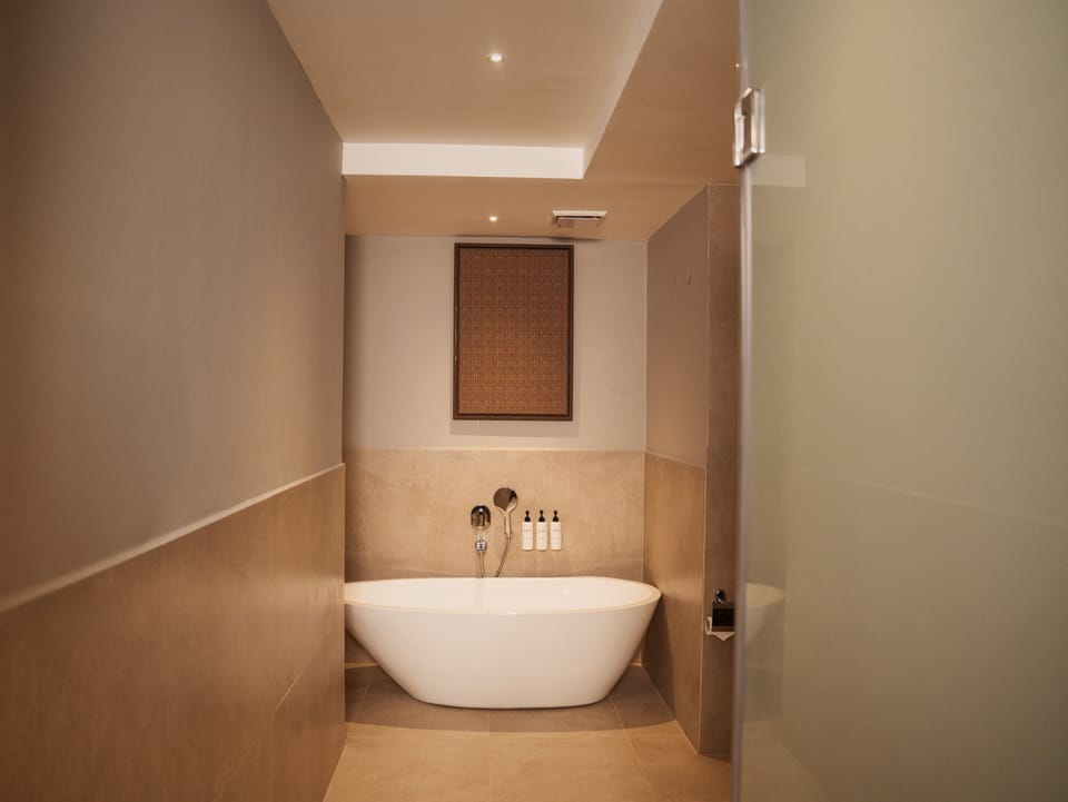 Vasa Studio Room | Bathroom | Free toiletries, hair dryer, bathrobes, slippers