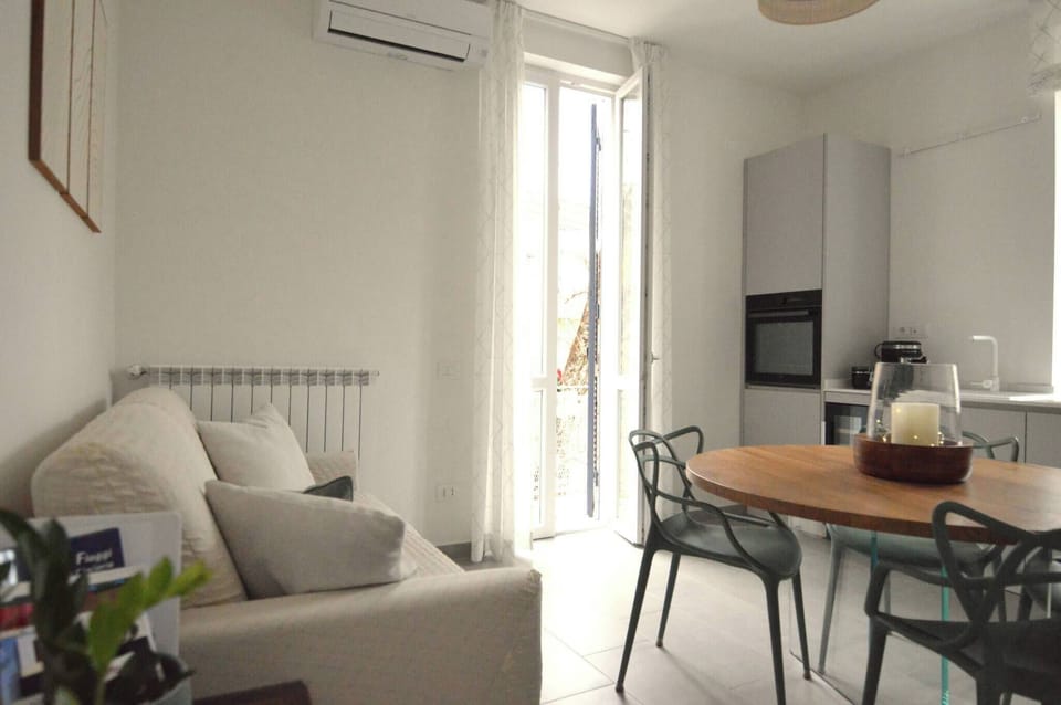 Apartment, 2 Bedrooms, Balcony, City View | Dining room