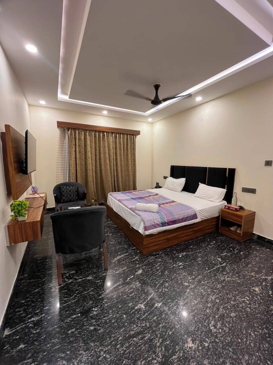 Deluxe Double Room, Balcony, Garden View | In-room dining