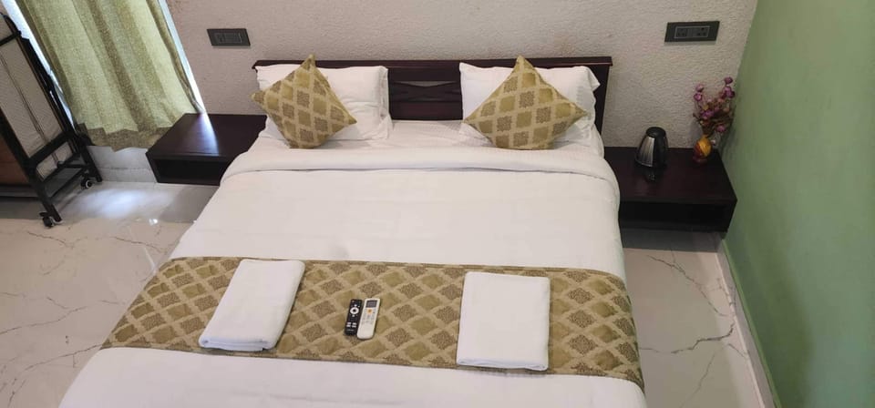 Deluxe Double Room | Desk, laptop workspace