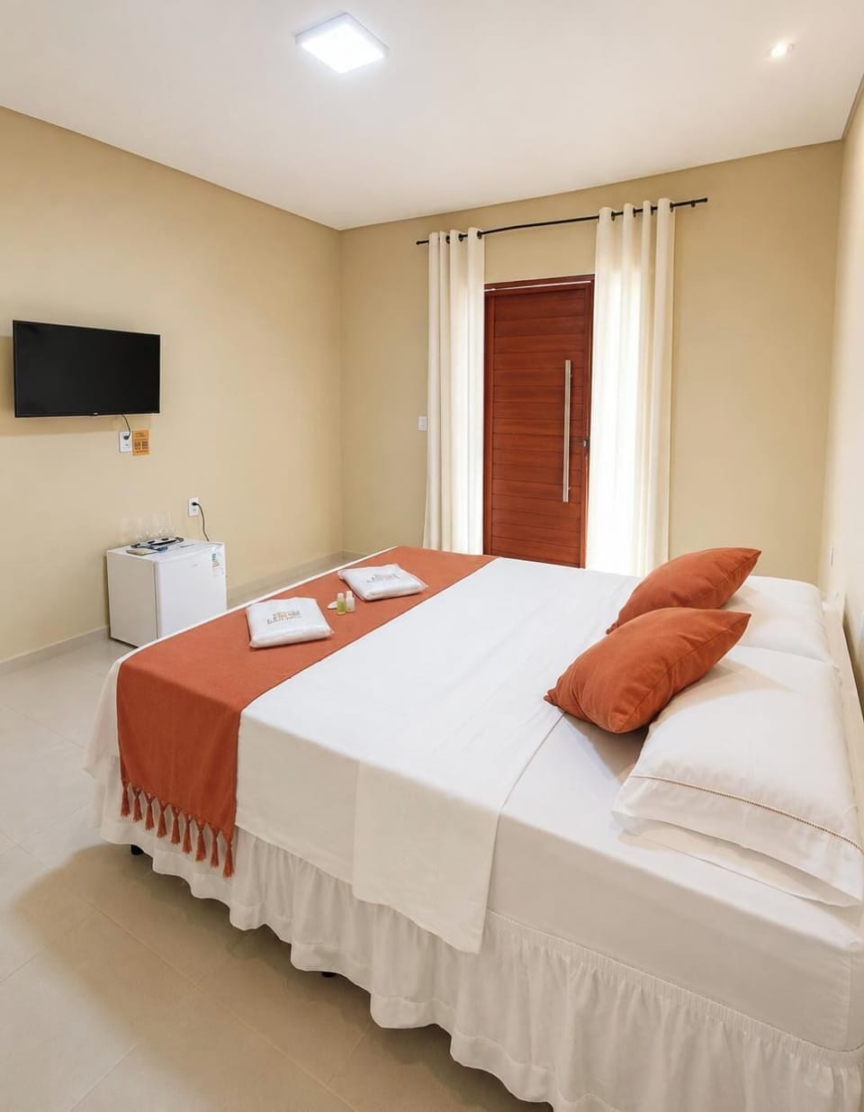 Comfort Suite, 1 Queen Bed, Private Bathroom, Garden View | Minibar, iron/ironing board, cribs/infant beds, rollaway beds