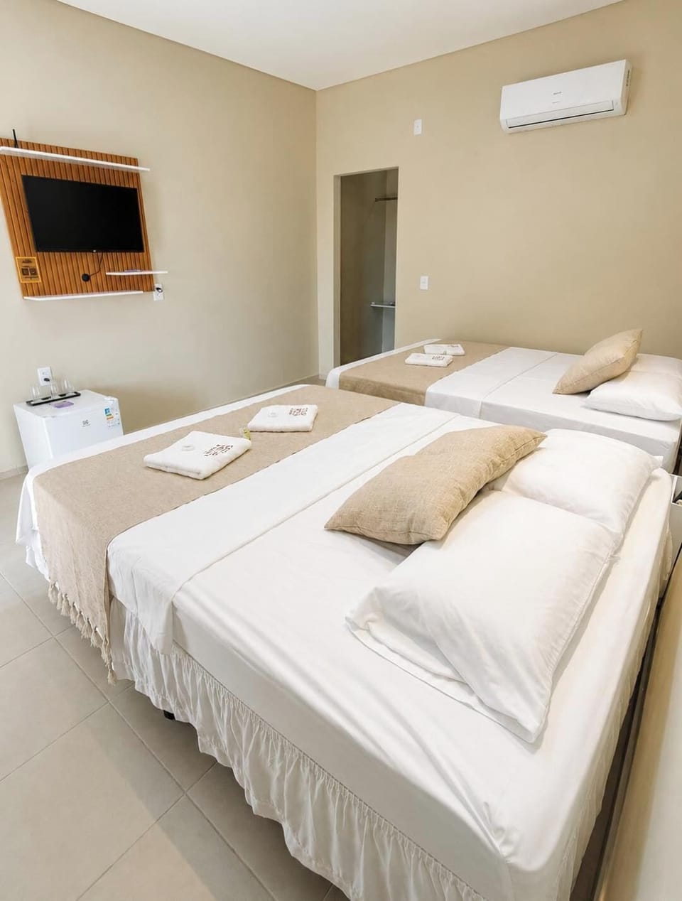 Comfort Suite, 1 Queen Bed, Private Bathroom, Garden View | Minibar, iron/ironing board, cribs/infant beds, rollaway beds