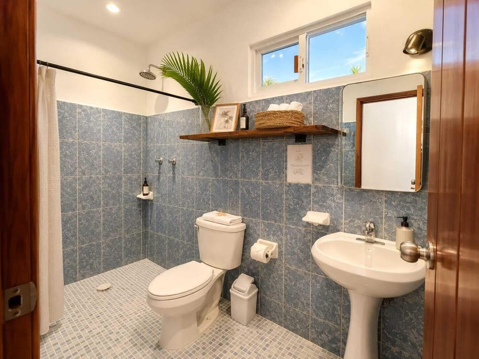 Comfort Suite, City View | Bathroom | Shower, towels, soap, shampoo