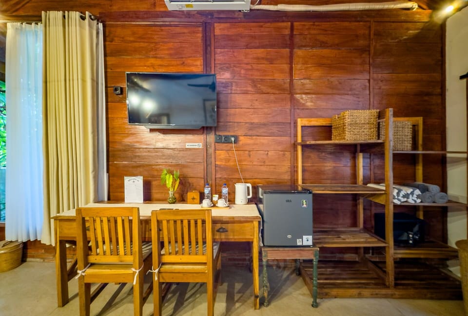 Basic Room, 1 King Bed, Balcony | Interior