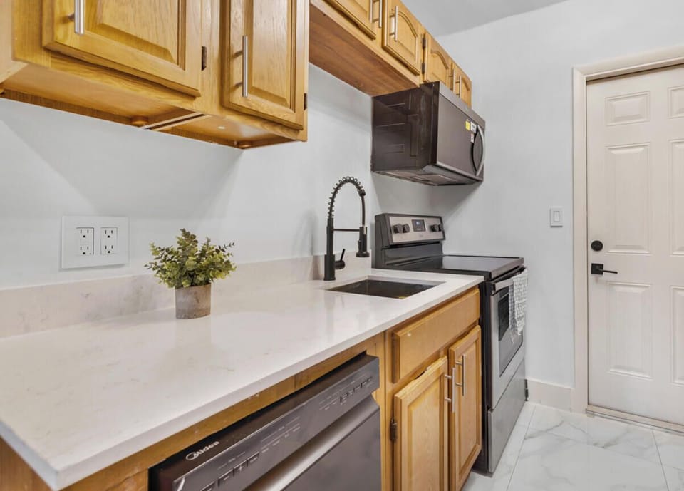 Apartment, Balcony, City View | Private kitchen | Espresso maker, fridge, microwave, cookware/dishes/utensils