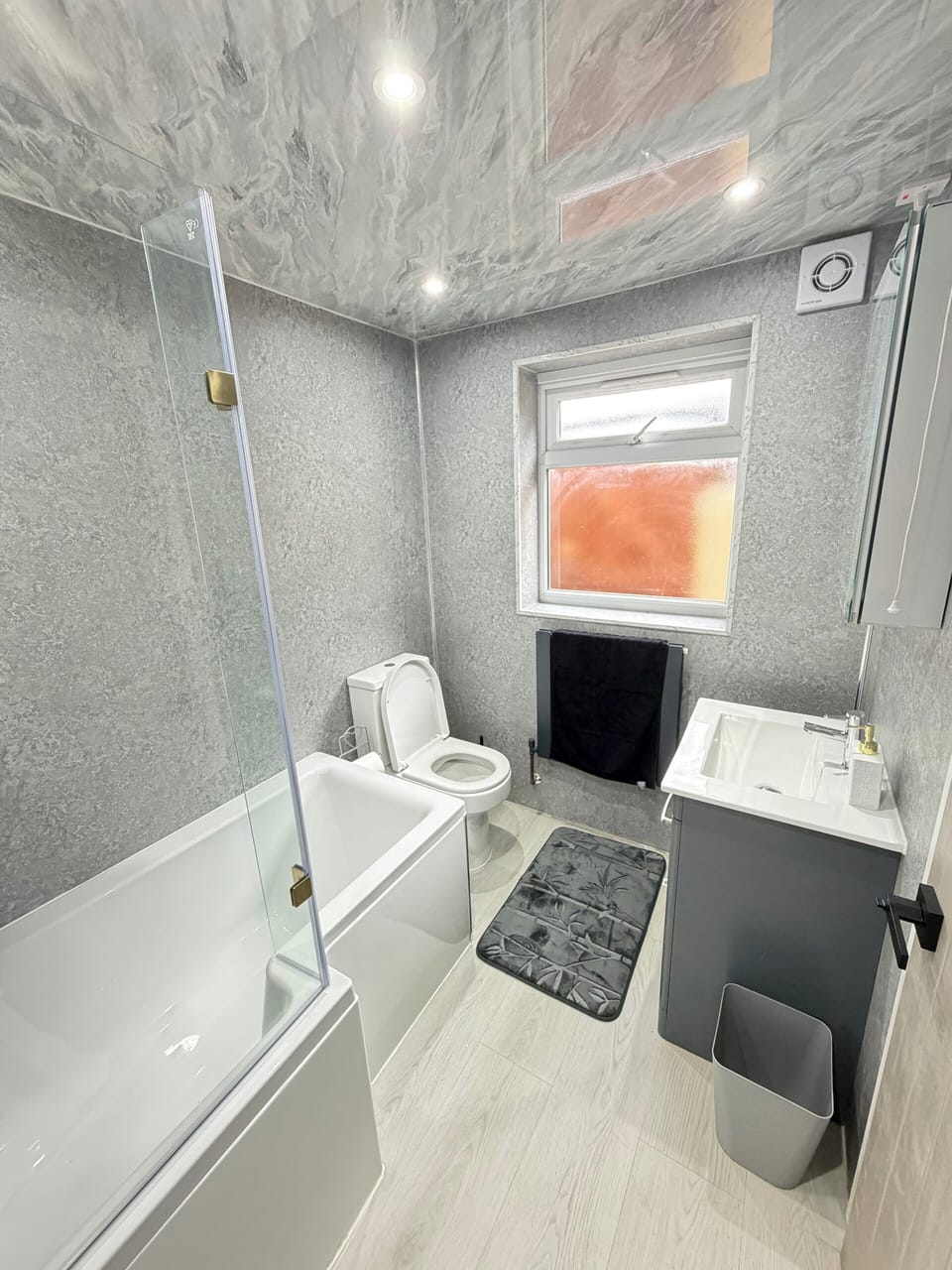 Combined shower/tub, deep soaking tub, towels