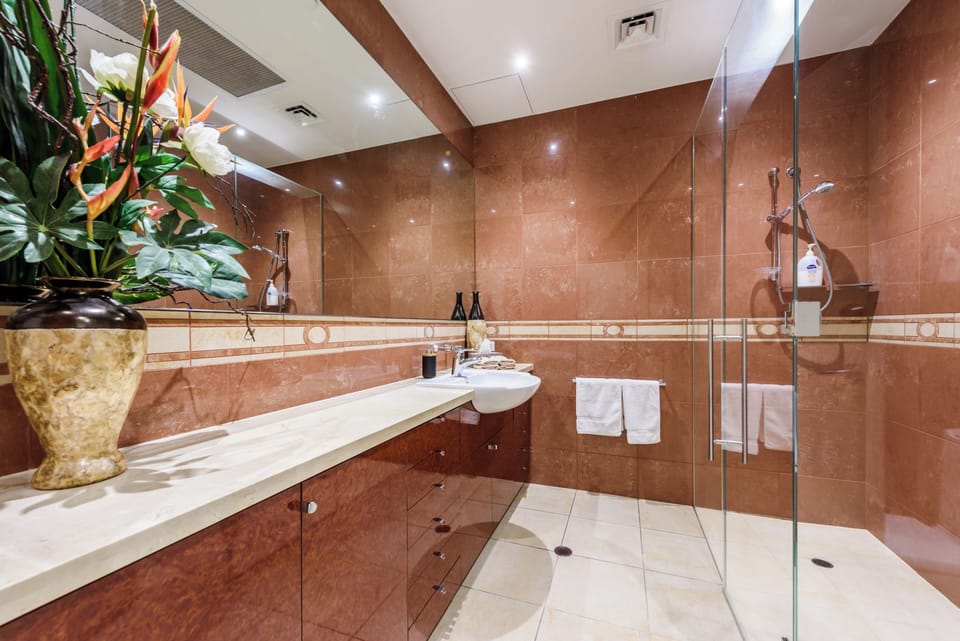 Exclusive Stays - Gallery Penthouse Apartment in Southbank