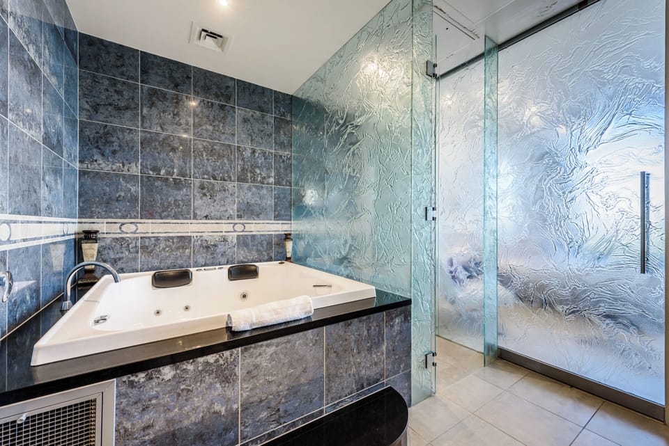 Exclusive Stays - Gallery Penthouse Apartment in Southbank