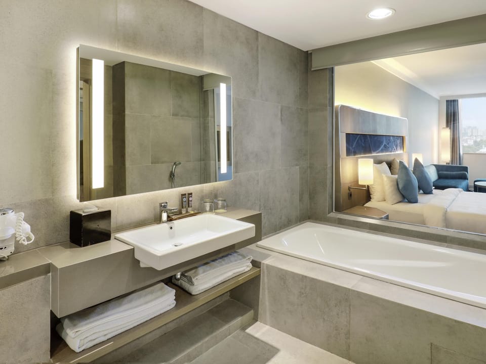 Deluxe Room, 1 King Bed (Executive) | 1 bedroom, minibar, in-room safe, desk