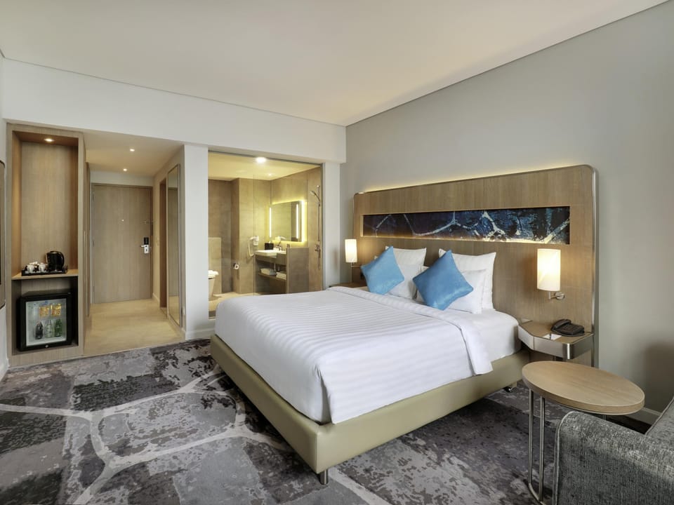 Deluxe Room, 1 King Bed (Premier Floor) | 1 bedroom, minibar, in-room safe, desk