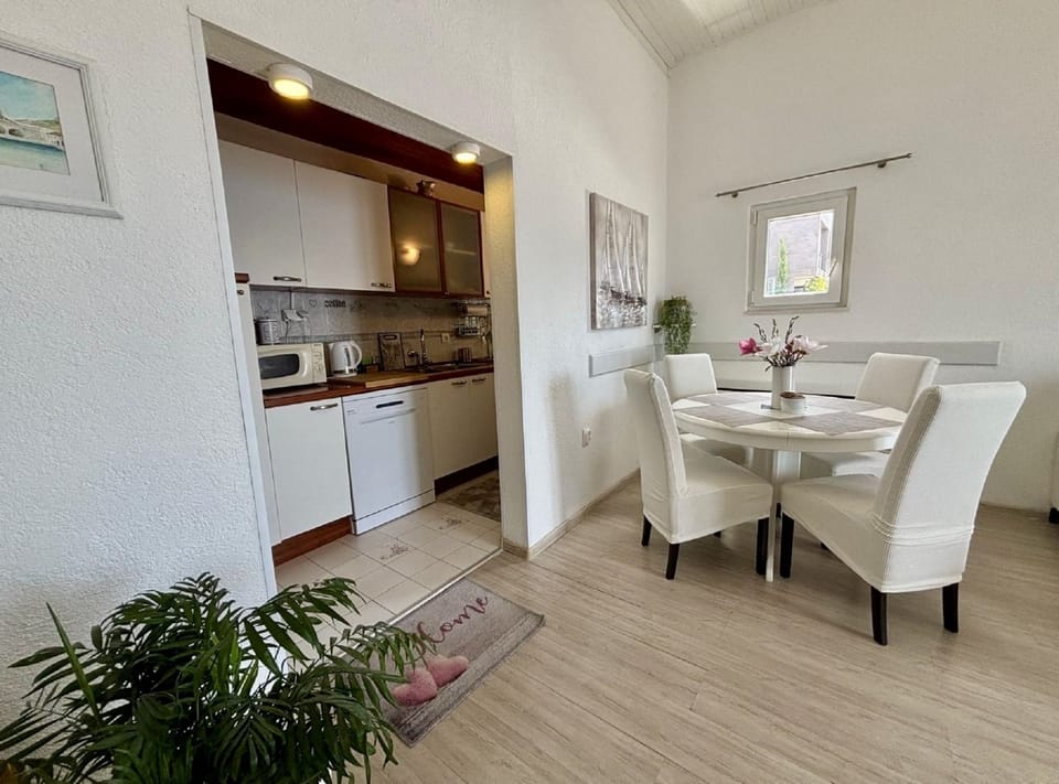 Apartment (One Bedroom Apartment with Terrace) | Dining room