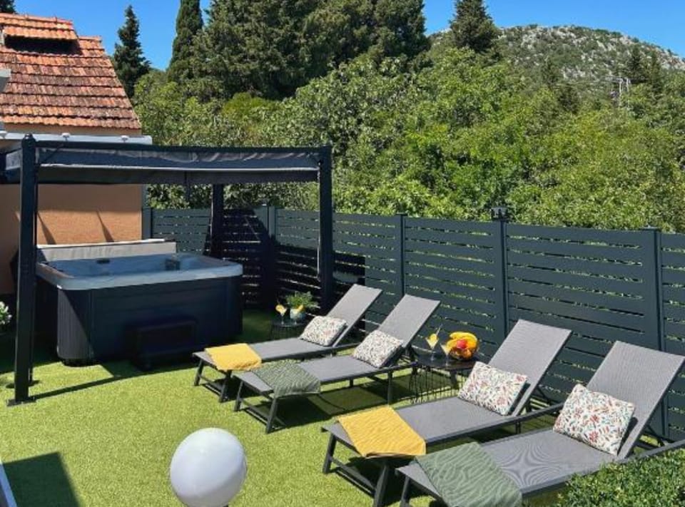 House (Two Bedroom Holiday Home with Hot-Tub) | Exterior