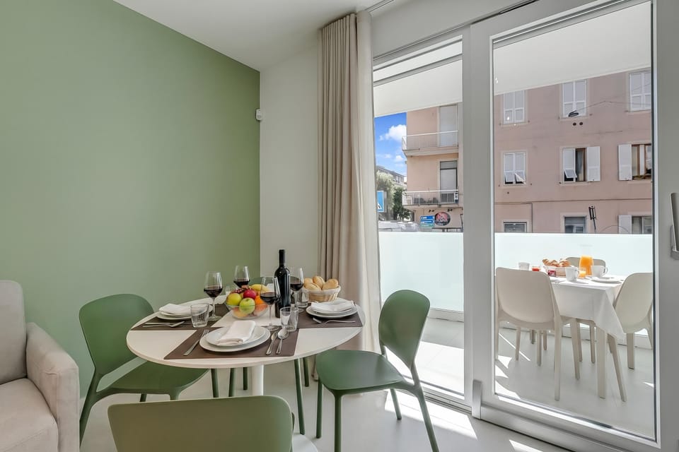 Family Apartment, 1 Bedroom, Balcony, Sea Facing (Nua Boutique Apartaments 7 Towncentre) | Dining