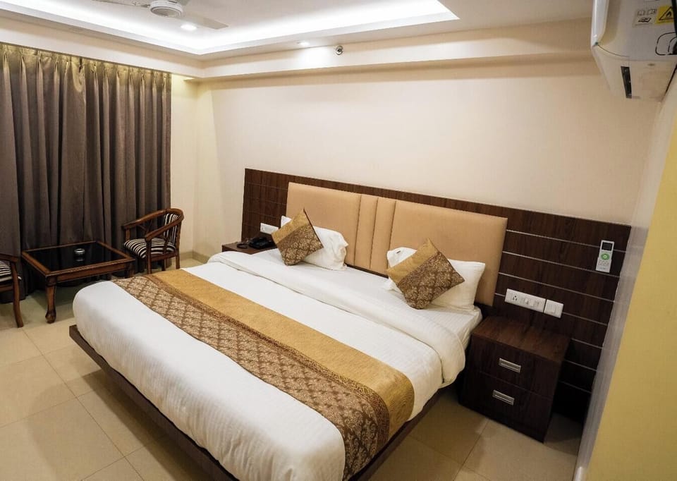 Egyptian cotton sheets, premium bedding, down comforters, in-room safe
