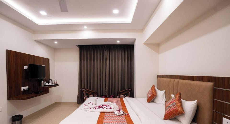Egyptian cotton sheets, premium bedding, down comforters, in-room safe