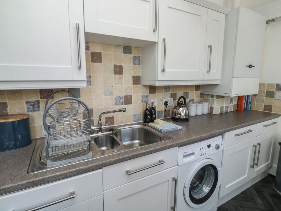 Dishwasher, cookware/dishes/utensils