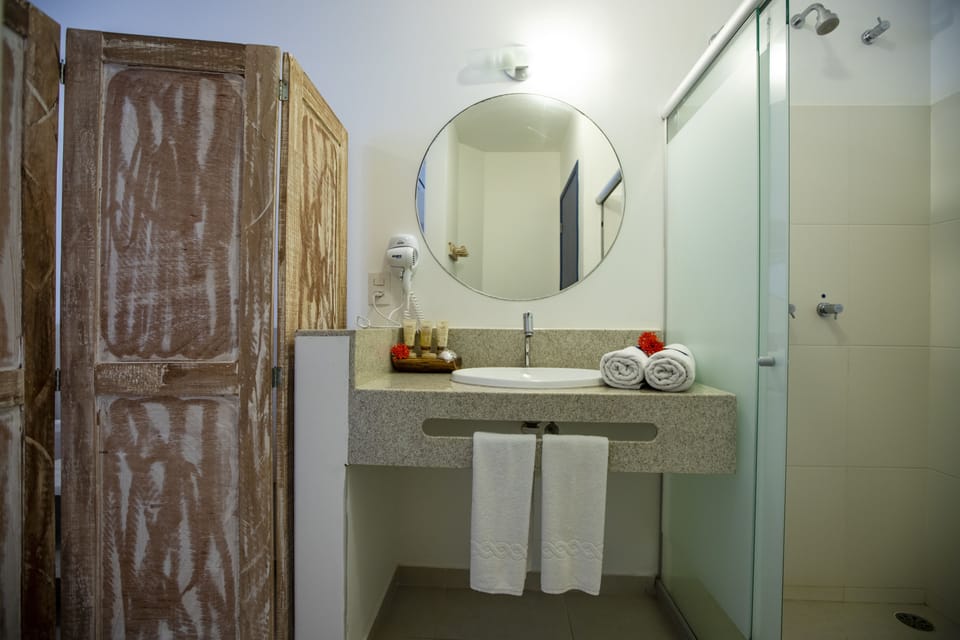 Shower, free toiletries, towels