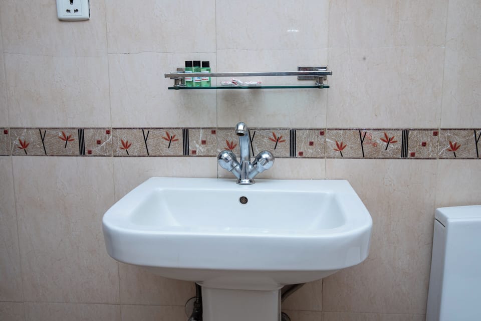 Triple Room | Bathroom | Shower, towels, shampoo, toilet paper