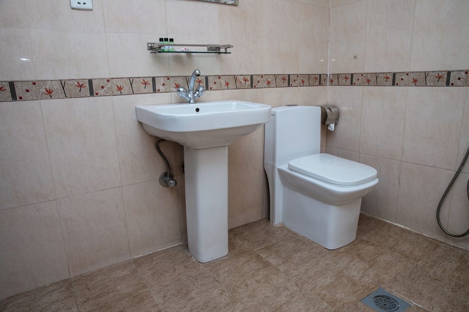 Double Room | Bathroom | Shower, towels, shampoo, toilet paper