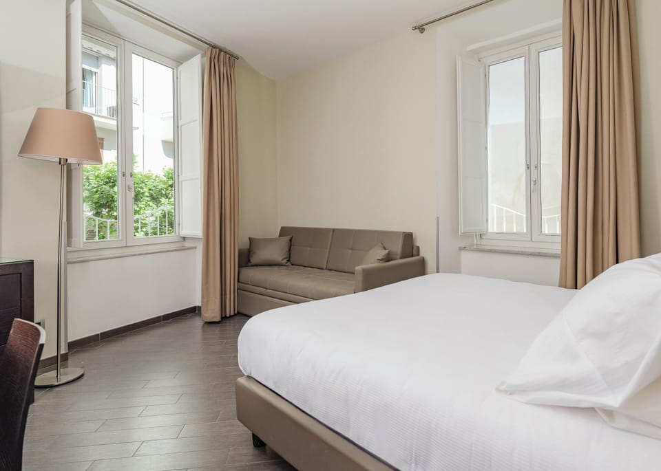 Classic Double or Twin Room, Non Smoking | In-room safe, desk, WiFi (free)