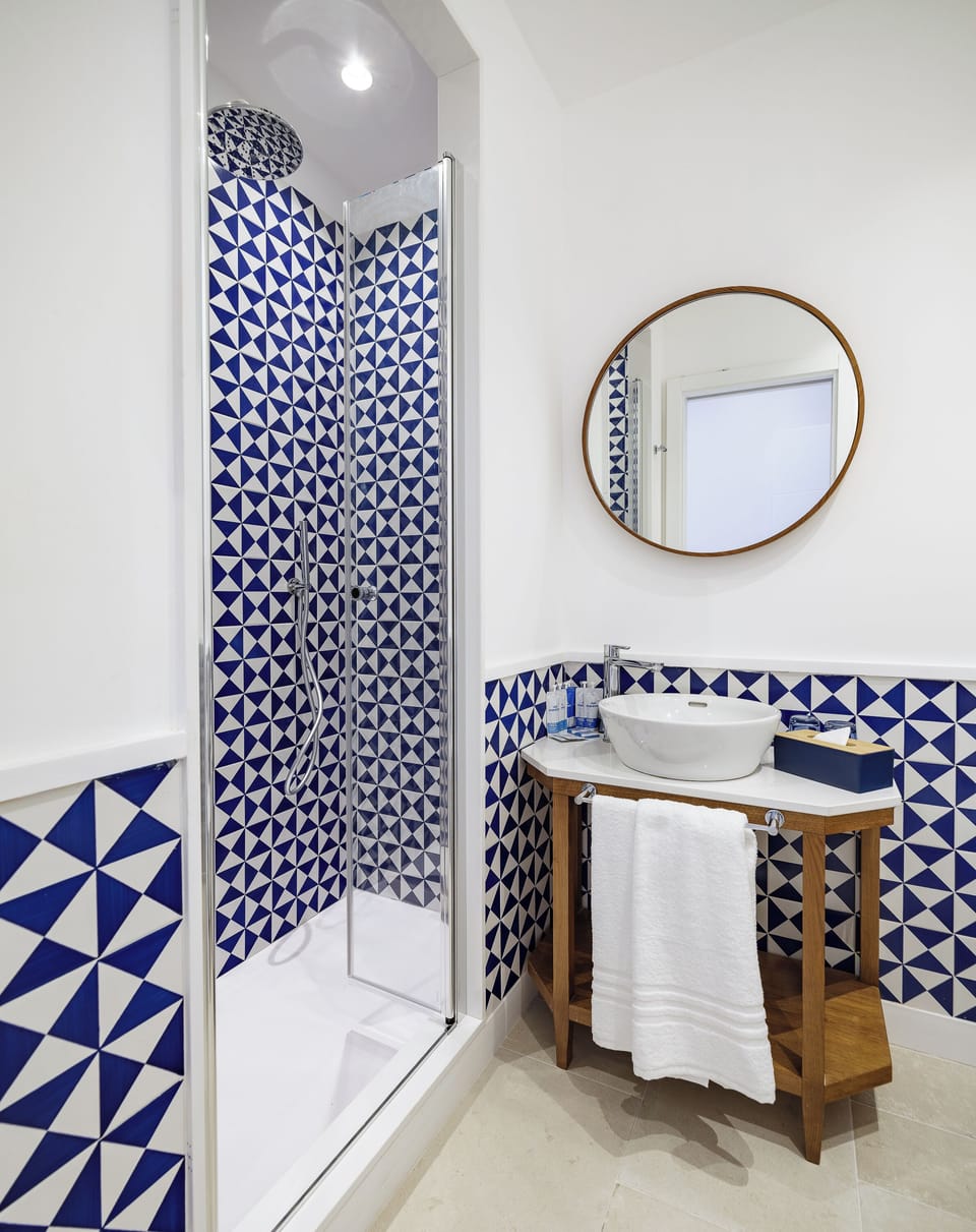 Classic Double or Twin Room, Non Smoking | Bathroom | Shower, hair dryer, slippers, towels