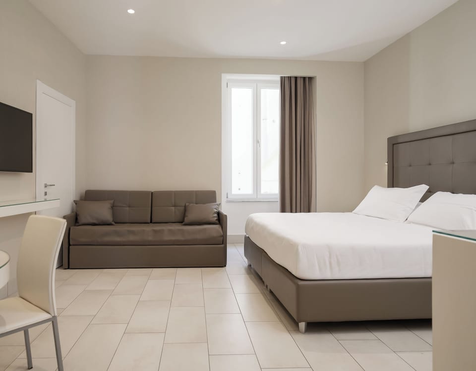 Classic Double or Twin Room, Non Smoking | In-room safe, desk, WiFi (free)