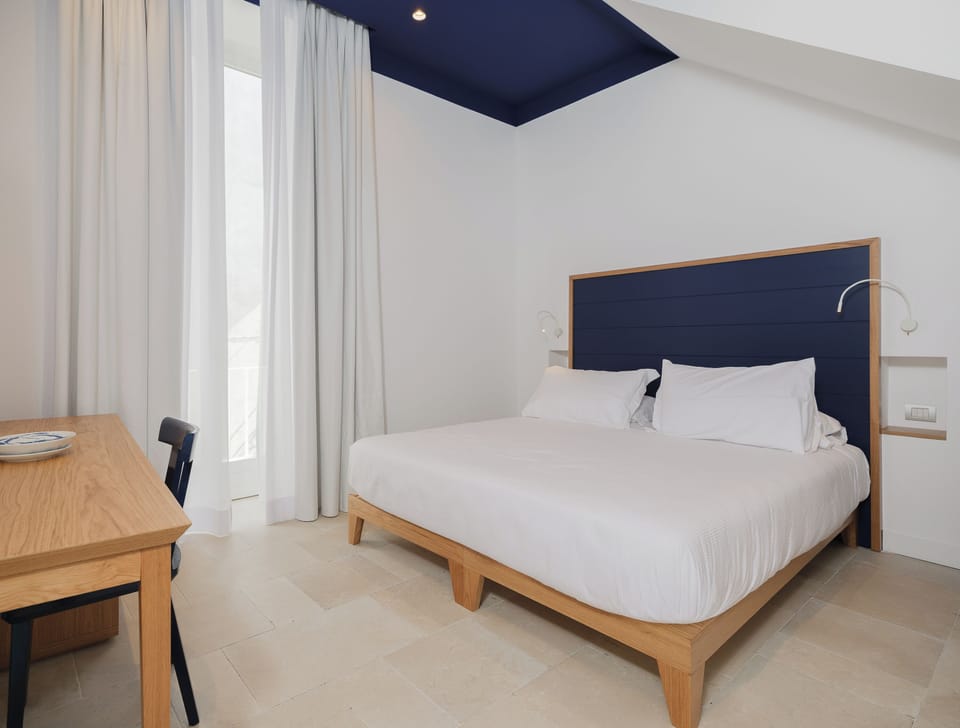 Classic Double or Twin Room, Non Smoking | In-room safe, desk, WiFi (free)