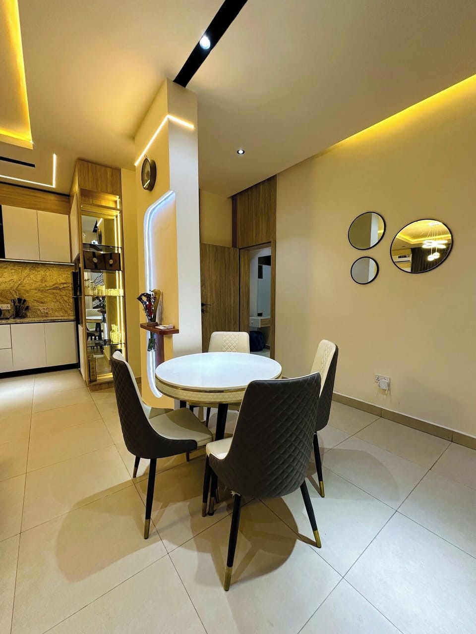 Deluxe Apartment, Balcony, City View | Dining