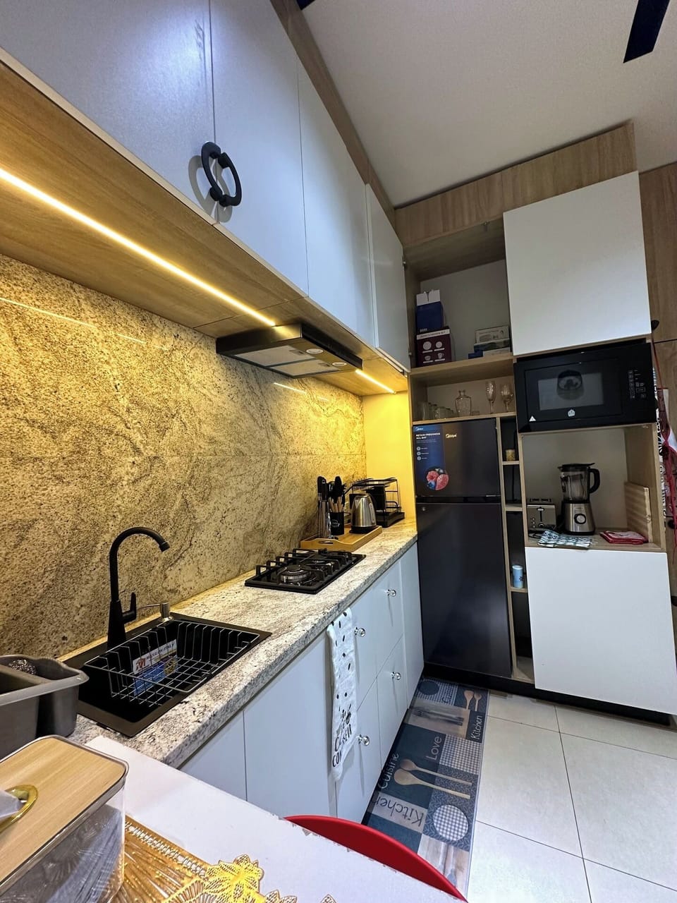 Deluxe Apartment, Balcony, City View | Private kitchen | Fridge, microwave, oven, stovetop