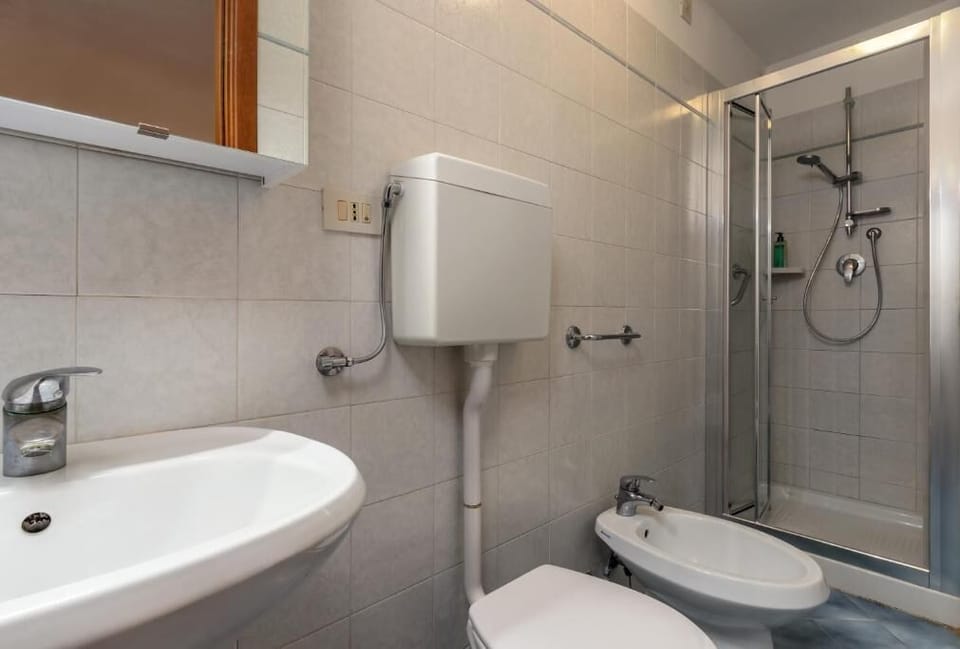 Classic Quadruple Room, City View | Bathroom