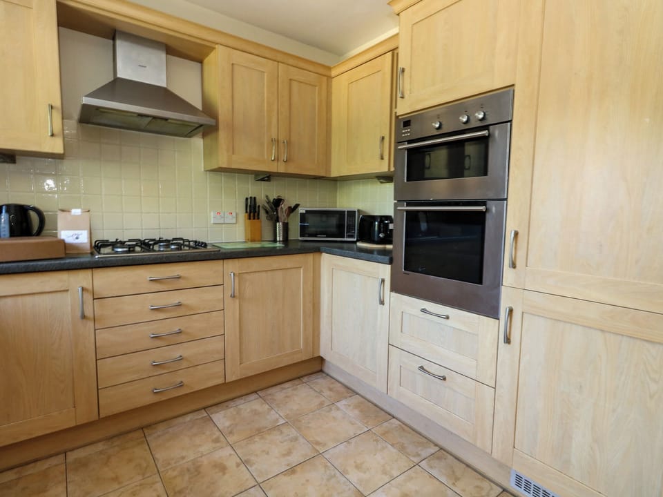 Cottage | Private kitchen | Dishwasher, cookware/dishes/utensils