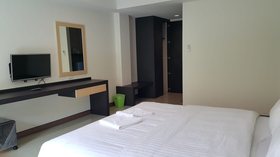 Standard Double Room | In-room safe, desk, iron/ironing board, WiFi (free)