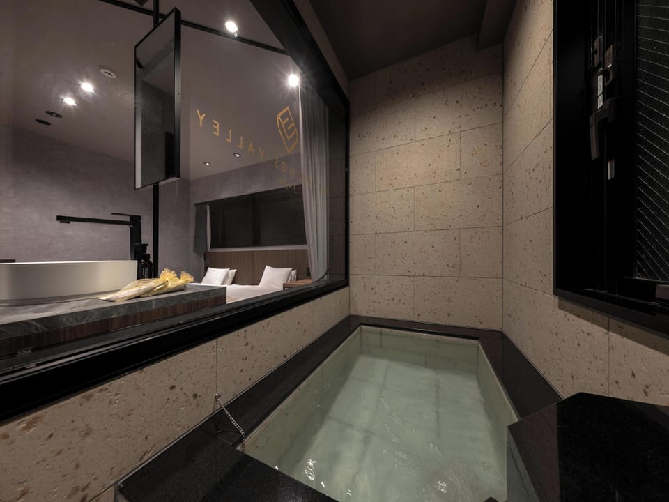 Superior Twin Room, Non Smoking | Bathroom | Hair dryer, slippers, towels, shampoo
