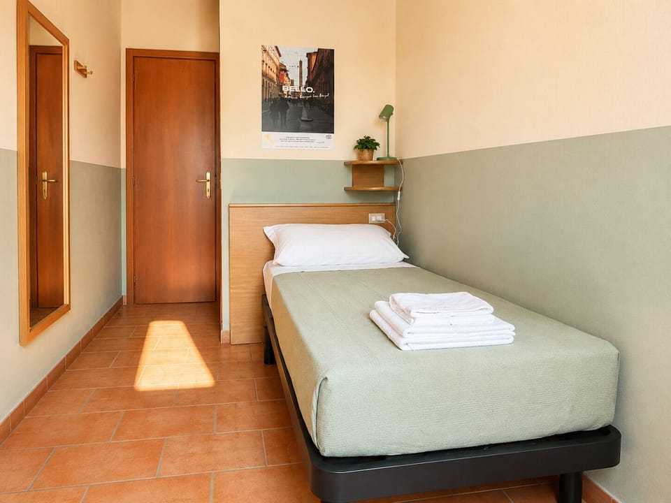 Single Room | Desk, blackout drapes, WiFi (free), individually furnished
