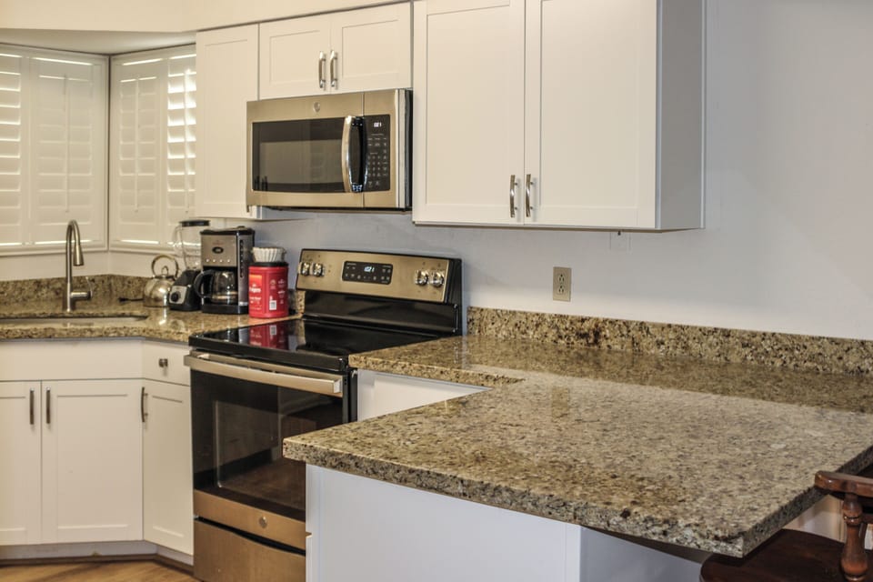 Full-size fridge, microwave, oven, stovetop