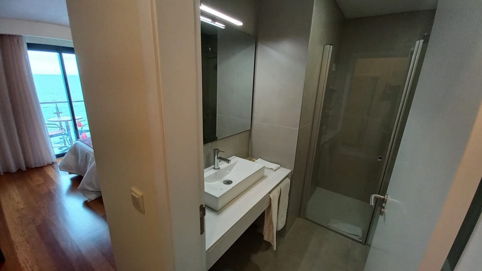 Superior Double or Twin Room, Balcony, Sea View | Bathroom