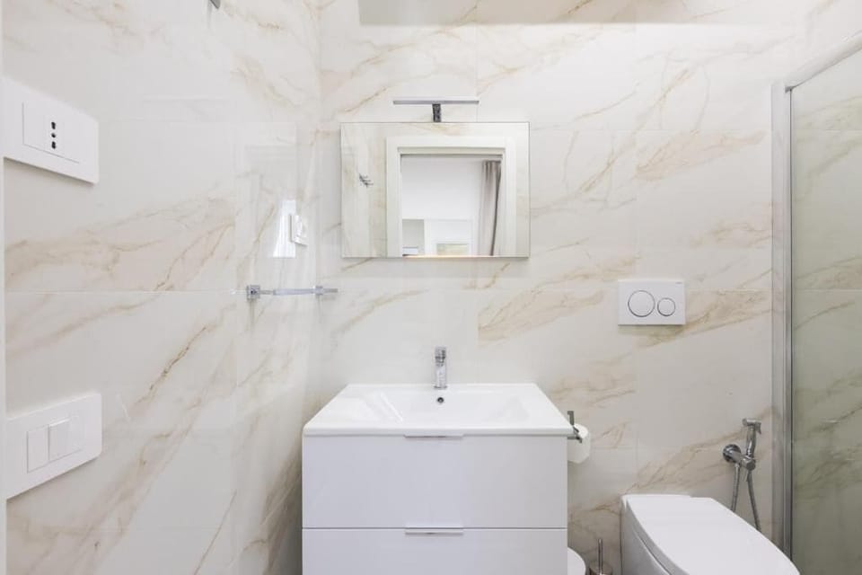 Triple Room | Bathroom | Shower, free toiletries, hair dryer, towels