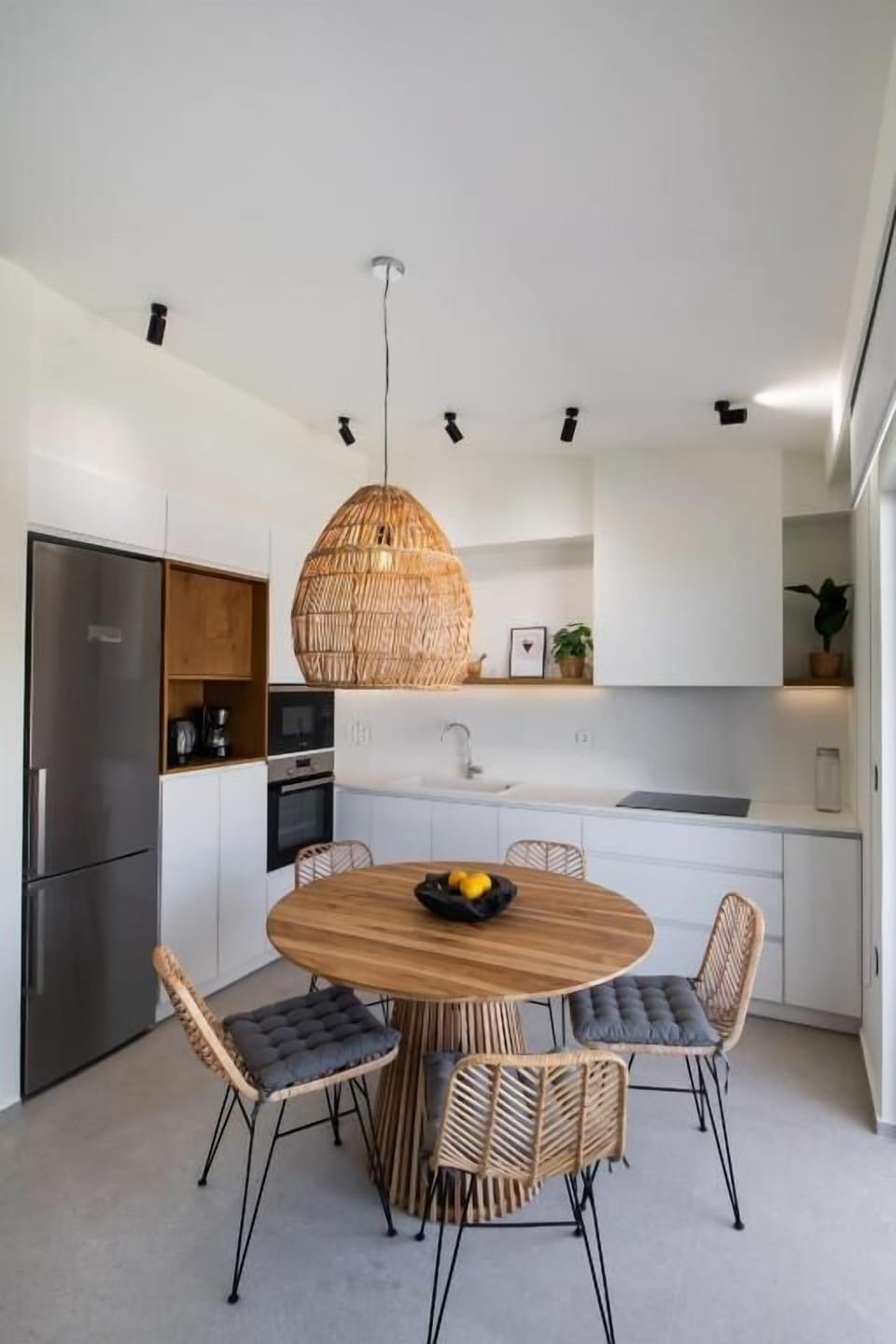 Deluxe Apartment, City View | Dining