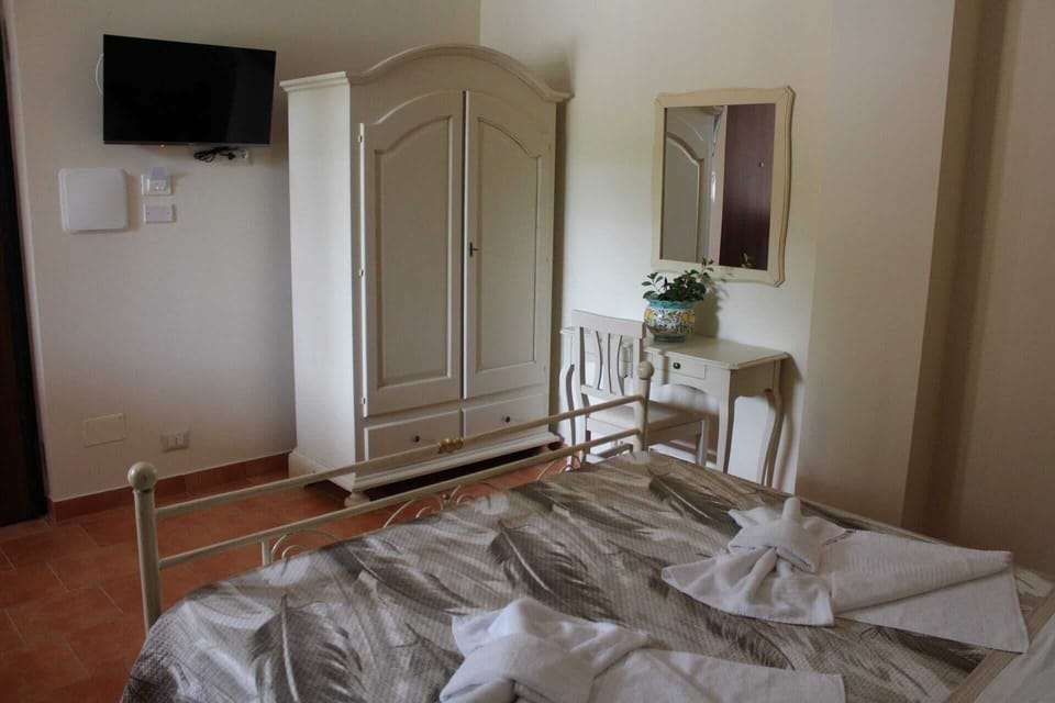 Classic Triple Room, Mountain View | Free WiFi