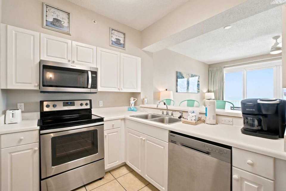 Condo, 1 King Bed with Sofa bed (Windemere 1004) | Private kitchen