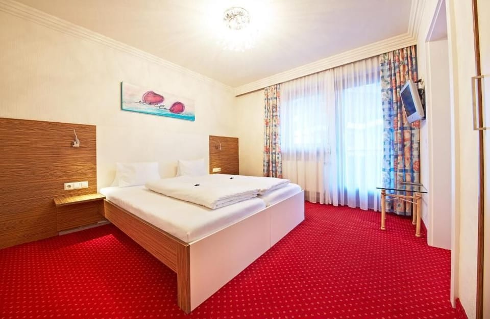 Family Suite, Balcony, Mountain View | In-room safe