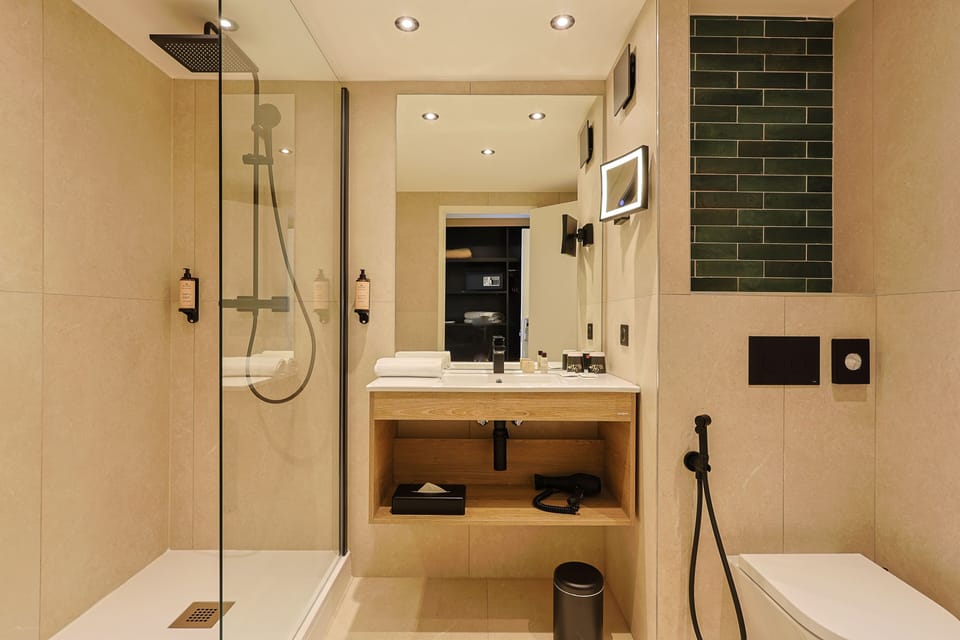 Standard Room | Bathroom | Combined shower/tub, free toiletries, hair dryer, towels