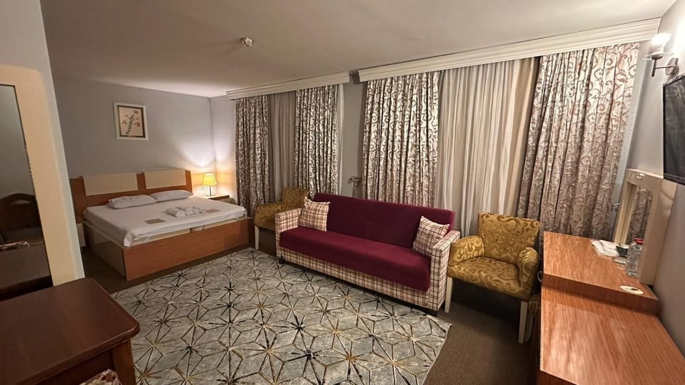 Deluxe Suite, Mountain View | Premium bedding, in-room safe, desk, bed sheets