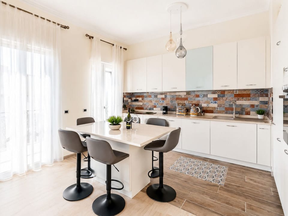 Luxury Apartment, 3 Bedrooms, Air conditioning, Park View | Dining