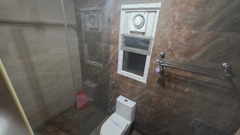 Executive Room | Bathroom | Shower, rainfall showerhead, towels, soap