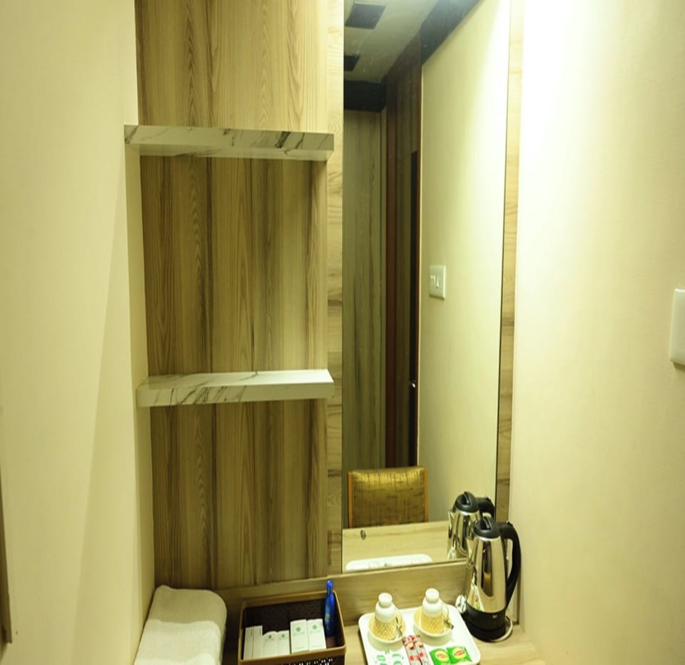 Suite | Hypo-allergenic bedding available, desk, WiFi (free), bed sheets