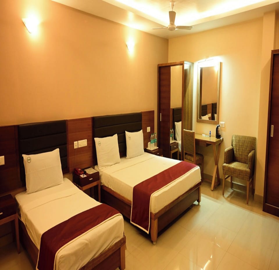 Hypo-allergenic bedding, desk, free WiFi, bed sheets