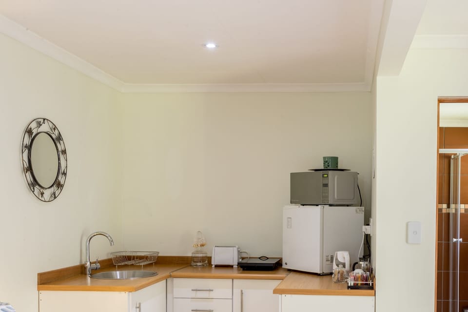 Wild Olive - Luxury King  | Private kitchenette | Coffee/tea maker, fridge