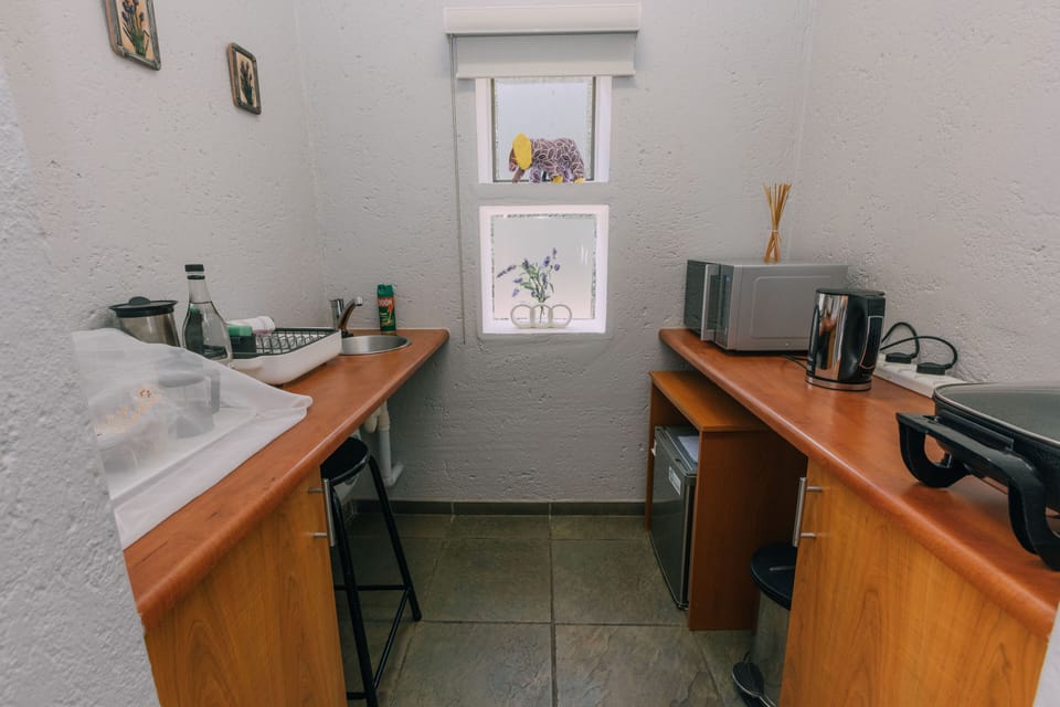 Lavender Room - Standard King  | Private kitchen | Coffee/tea maker, fridge